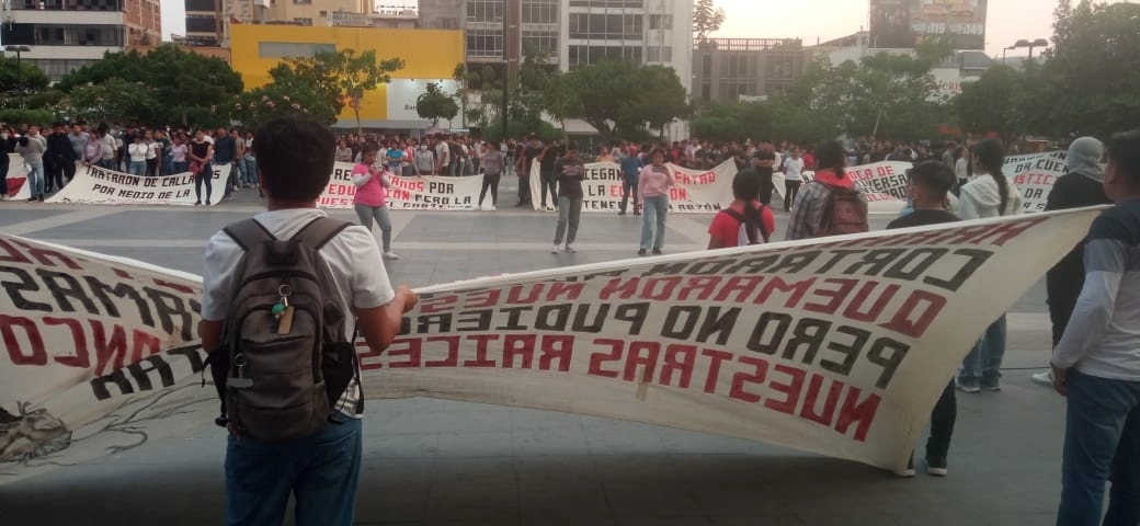 De acuerdo con diversos testimonios, los hechos sucedieron en la capital del estado la noche del jueves, cuando 11 normalistas retuvieron a dos agentes de la Secretaría de Seguridad del Pueblo (SSP), los subieron en una camioneta y los trasladaban a las instalaciones de la Escuela situada a unos dos kilómetros de donde los subieron a la unidad. Foto
