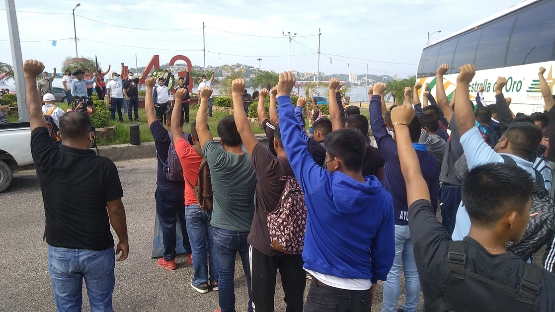Frente al Antimonumentio a los 43 en Acapulco, Guerrero, alumnos de Ayotzinapa exigieron avances en el esclarecimiento del caso. Foto Héctor Briseño