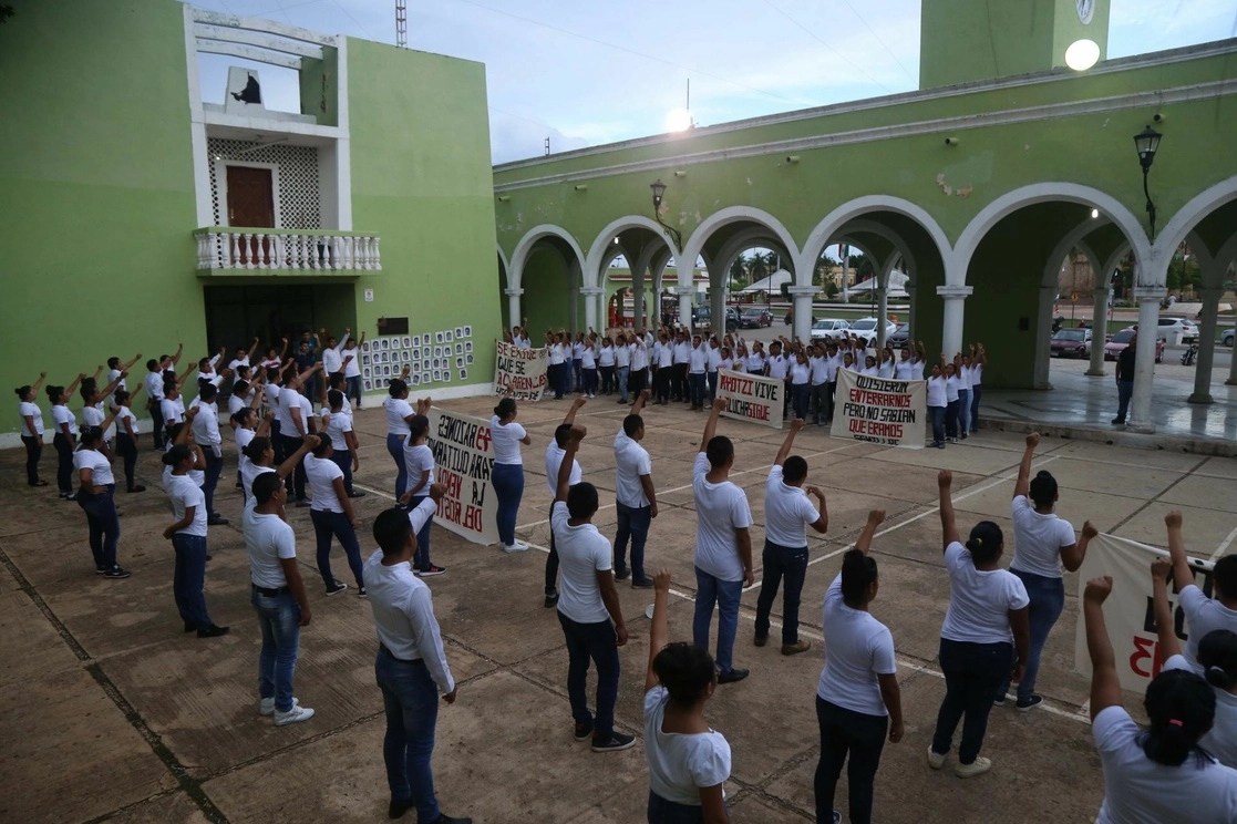 Alumnos de la Escuela Normal Justo Sierra Méndez, de Hecelchakán, Campeche. Foto Cuartoscuro / Archivo