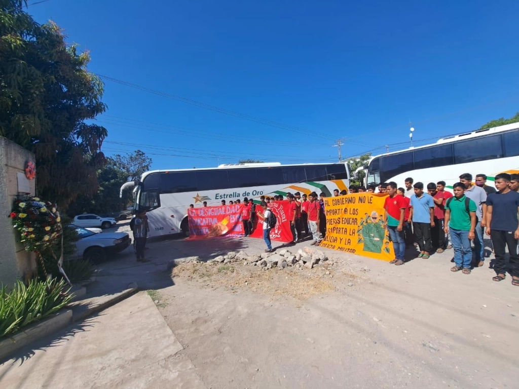 Normalista de Ayotzinapa se manifestaron en Chilpancingo al cumplirse 122 meses de la desaparición de los estudiantes. Foto La Jornada 