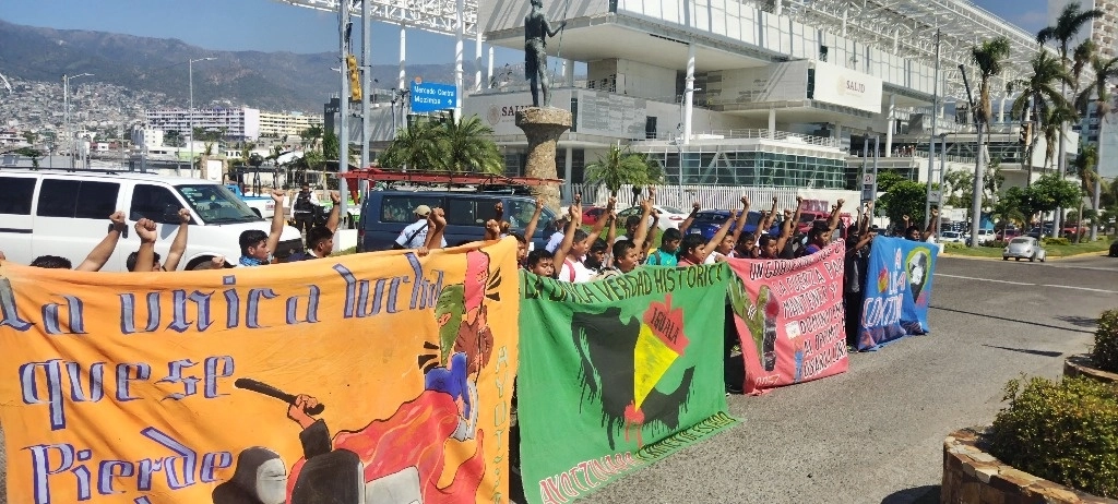 Estudiantes de la Normal de Ayoztinapa protestaron en Acapulco por el curso que han tomado las investigaciones de la desaparición de los estudiantes en 2014. Foto Héctor Briseño