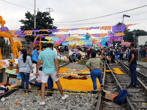 Los manifestantes montaron ofrendas florales con motivo de la celebración del Día de Muertos. Foto tomada del Facebook de @Sección-XVIII-SNTE-CNTE-Poder-de-Base-
