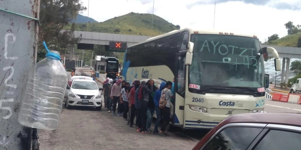 Después de permanecer poco más de dos horas en la caseta de Palo Blanco en la Autopista del Sol, los estudiantes retornaron al plantel, ubicado en el Municipio de Tixtla. Foto La Jornada