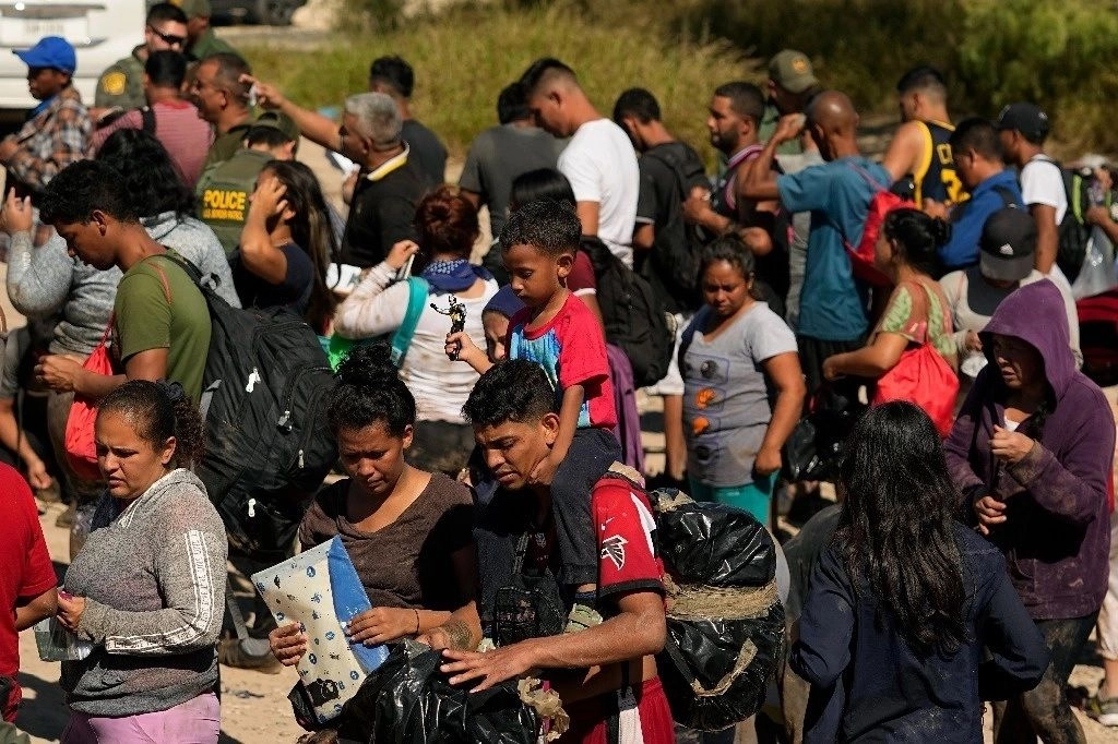 La administración Trump ha argumentado que las nuevas reglas asegurarán que los niños sean colocados en hogares seguros y evitarán que los traficantes los traigan ilegalmente al país. Foto 