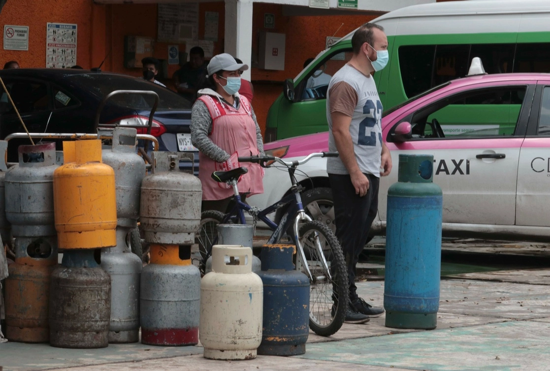 Las unidades verificadores deben evaluar los cilindros de gas LP con más de 10 años de antigüedad. Foto Alfredo Domínguez/Archivo 