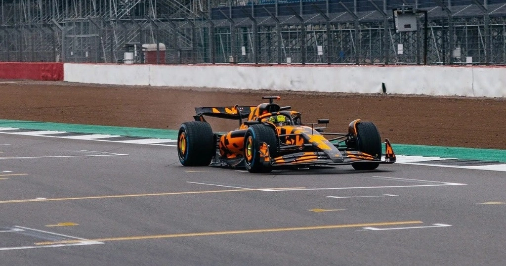 McLaren presentó su 'MCL39' en el circuito de Silverstone, rumbo a la temporada 2025 del Mundial de Fórmula 1, en imagen del 13 de febrero de 2025. Foto Europa Press