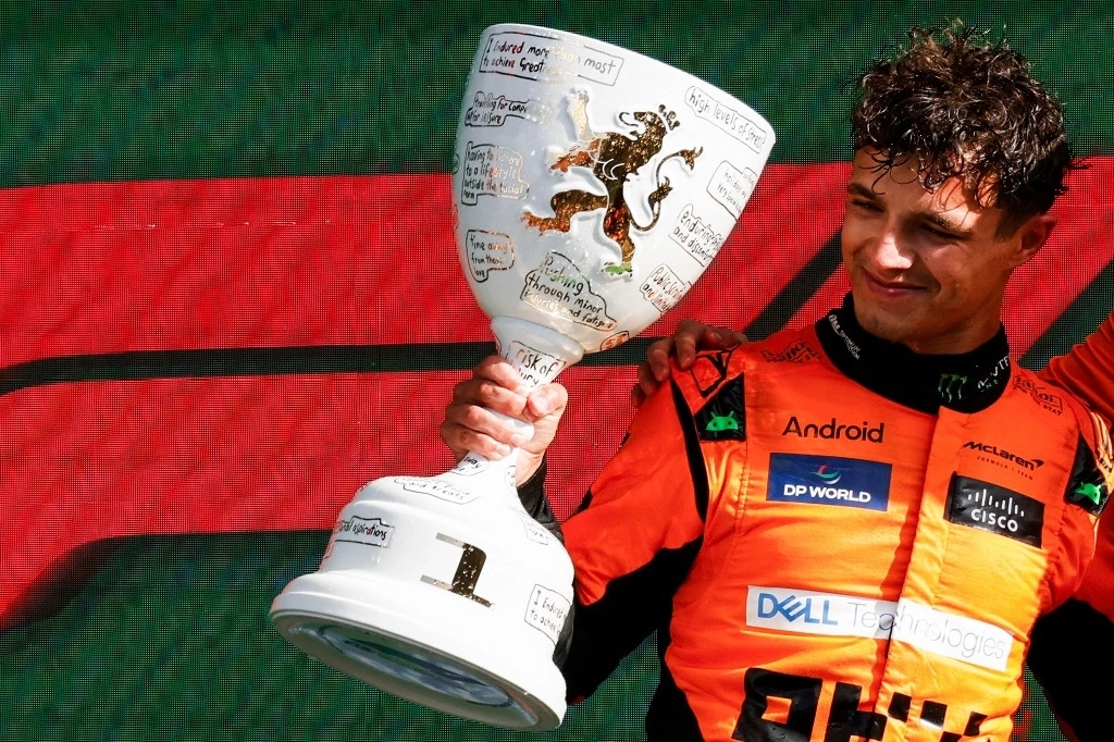 El piloto británico Lando Norris, ganador de McLaren, celebra durante la ceremonia del podio después del Gran Premio de Holanda de Fórmula Uno en el circuito de Zandvoort, en el oeste de los Países Bajos, el 25 de agosto de 2024. Foto Afp