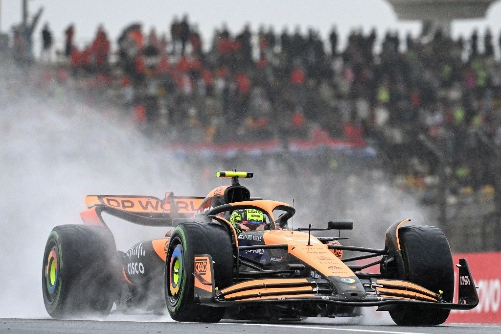 El piloto británico de McLaren, Lando Norris, conduce durante la sesión de clasificación de sprint antes del Gran Premio de China de Fórmula Uno en el Circuito Internacional de Shanghai. Foto AFP