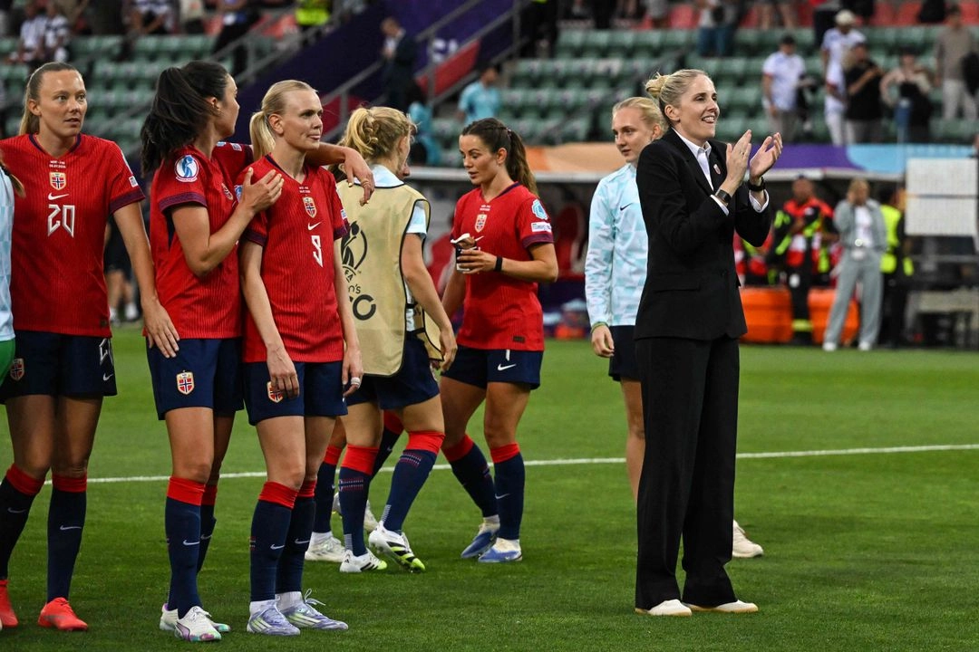La seleccionadora noruega, Gemma Grainger (derecha), celebra tras la victoria de su equipo por 2-1 sobre Finlandia durante el partido del Grupo A de la Eurocopa Femenina de la UEFA 2025 entre Noruega y Finlandia en el Stade de Tourbillon en Sion, el 6 de julio de 2025. Foto 