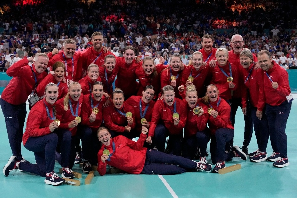 La selección noruega femenina de balonmano posa con la medalla de oro conseguida al derrotar al conjunto francés. Foto Ap