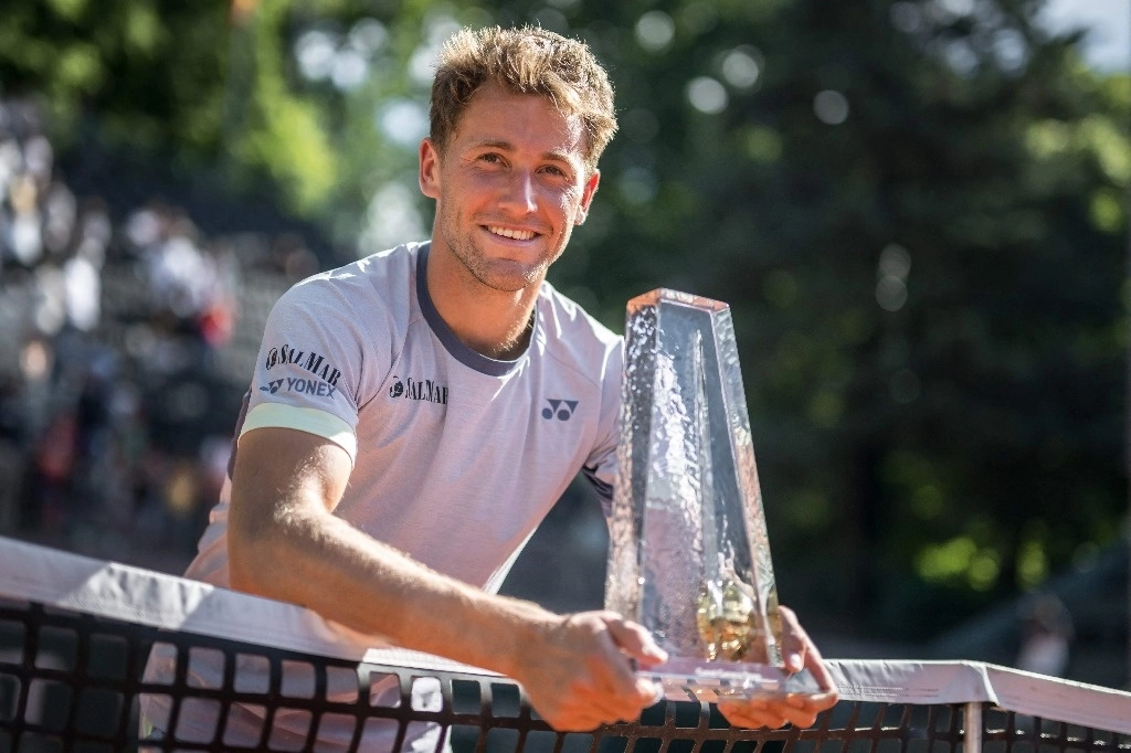 El noruego Casper Ruud posa con el trofeo después de ganar contra el checo Tomas Machac la final del torneo de tenis ATP 250 Geneva Open en Ginebra el 25 de mayo de 2024. Foto Afp