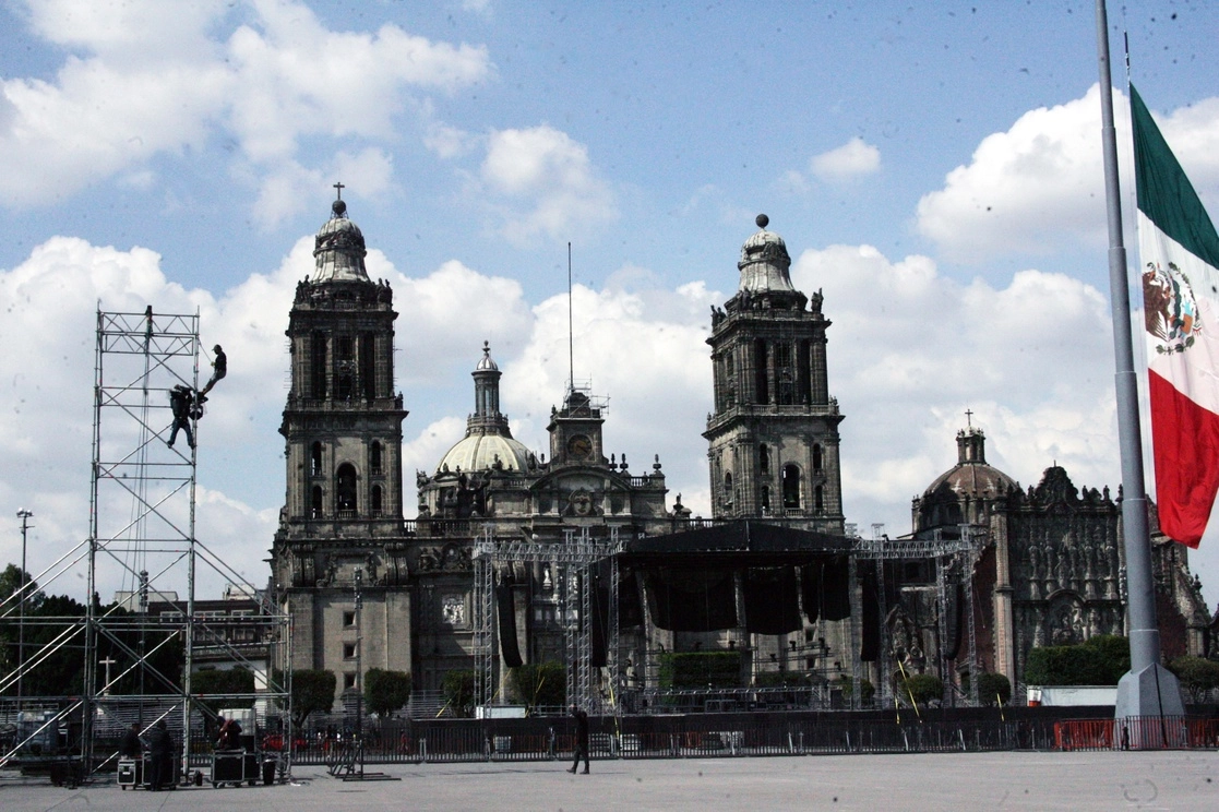 Preparativos para las fiestas patrias en el Zócalo de la Ciudad de México, ayer 13 de septiembre. Foto Roberto García Rivas 