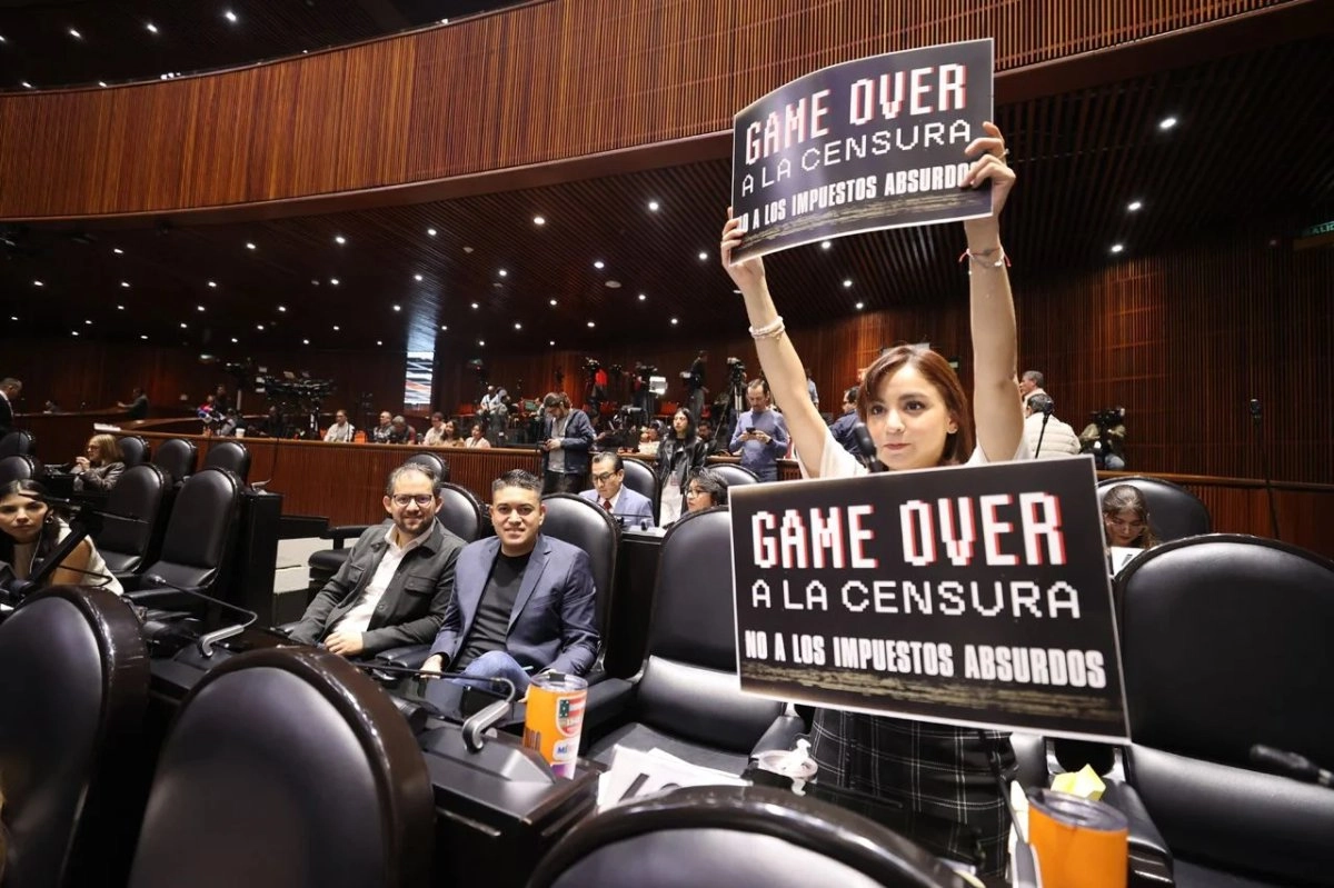 NOSOTROS YA NO SOMOS LOS MISMOS >  En la rutina parlamentaria existen recursos como la realización de una concentración de los inconformes enfrente de la tribuna, gritando consignas y, si la inconformidad lo amerita, el abandono del salón. 