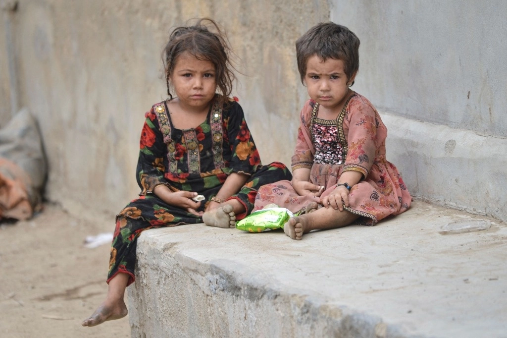Al menos 333 millones de menores de edad padecen en el mundo pobreza extrema, de acuerdo con un reciente reporte de Unicef. En la imagen, refugiados afganos viven en Pakistán en campamentos con restringido acceso a alimentos y medicinas. Foto Afp 