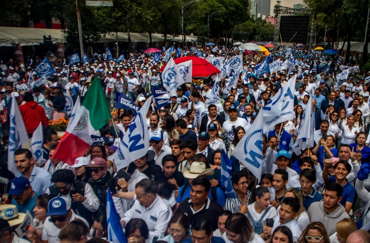Ricardo Anaya afirmó que uno de los compromisos panistas será la defensa de la familia. El sustantivo singular está correctamente usado, pues se refiere a un modelo de familia que sostiene la exclusividad entre los miembros de una pareja, tanto en el aspecto sexual como en el afectivo y emocional. 