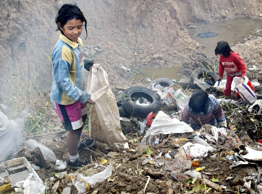 Según datos del Programa Mundial de Alimentos, una de cada 10 personas en el mundo se acuesta con hambre cada noche. Niños buscan cartones y restos de comida en un basurero en las afueras de la ciudad de Corrientes, Argentina. Foto Afp 