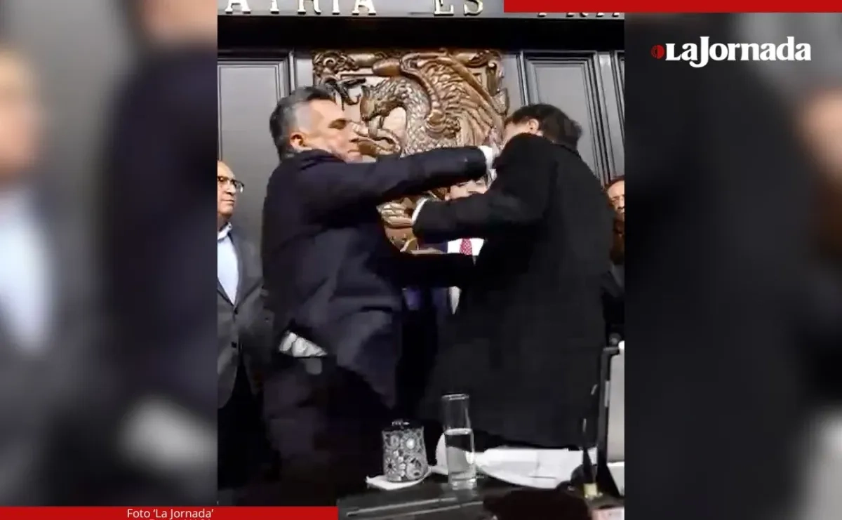 Entre desfiguros y faltas de respeto, los legisladores Alejandro ‘Alito’ Moreno (PRI) y Gerardo Fernandez Noroña (PT) pelean en tribuna. 