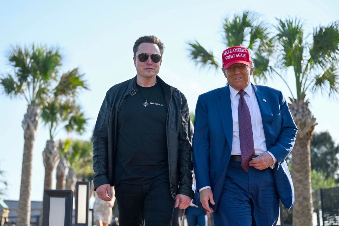 En un mes, cada multimillonario contribuye a la contaminación climática nueve horas diarias, lo que cualquier mexicano hace en toda su vida. En la imagen, Elon Musk y Donald Trump se dirigen a observar un vuelo de prueba del cohete ‘Space X Starship’, el noviembre de 2024 en Texas. 
