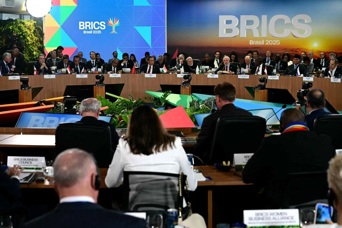 En segunda sesión plenaria de la 17 Cumbre del grupo BRICS, que se llevó a cabo en Río de Janeiro, Brasil, los líderes advirtieron que los aranceles indiscriminados del presidente de Estados Unidos, Donald Trump, amenazan con dañar la economía mundial, y expresaron que son ilegales y arbitrarios. 