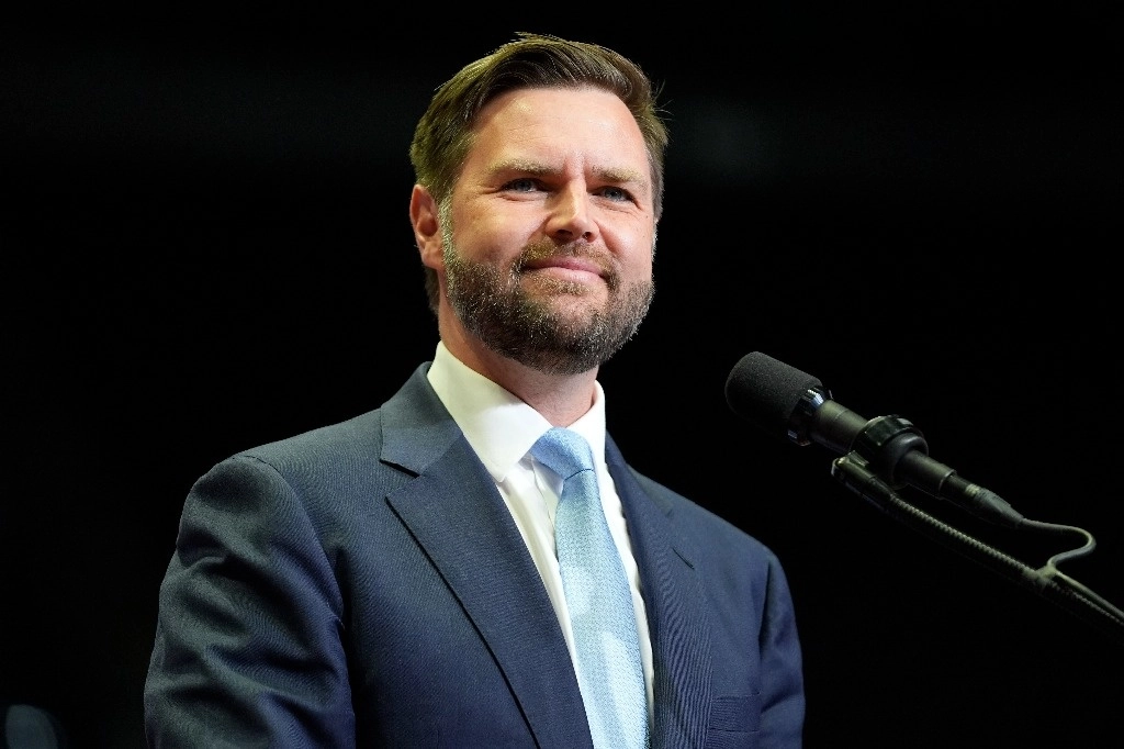 Durante la Convención Republicana, el senador de Ohio y aspirante republicano a la vicepresidencia, JD Vance, declaró sobre el atentado contra Donald Trump y el impulso que supuso para su candidatura presidencial: “Dios ha tomado el volante”. Foto Ap 