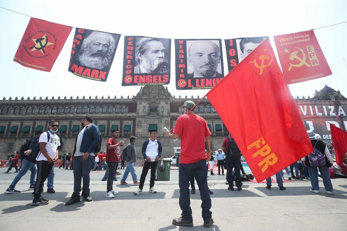 A la marcha del 1º de Mayo asistieron grupos como el Frente Popular Revolucionario, pero no las centrales del Congreso del Trabajo, entre ellas la CTM, la CROC y la CROM. Foto Luis Castillo