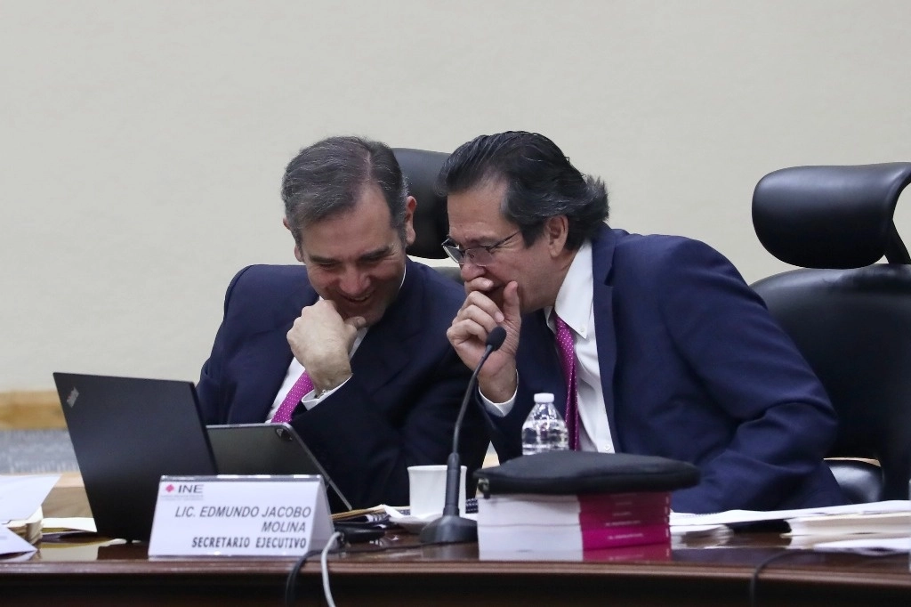 Lorenzo Córdova y Edmundo Jacobo durante la sesión extraordinaria del pasado 30 de marzo en el Instituto Nacional Electoral. Foto Luis Castillo 