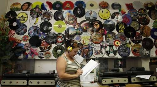En 2022, las ventas de vinilos (41 millones) superaron a las de CD (33 millones), por primera vez desde 1987. Foto Reuters / archivo