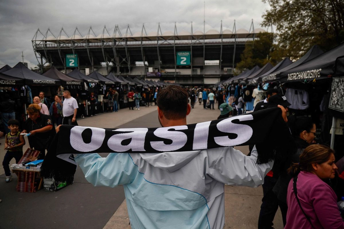Este viernes, en los alrededores del Estadio GNP, seguidores de Oasis respiran nostalgia y emoción por el reencuentro de la banda luego de 15 años. Foto 