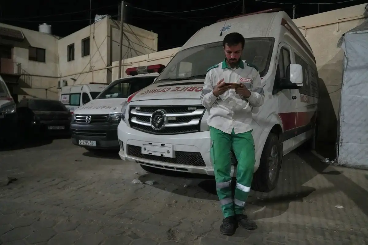 Un paramédico palestino mira en su celular el anuncio de la firma de Hamas e Israel del plan de paz del presidente estadunidense Donald Trump. Foto