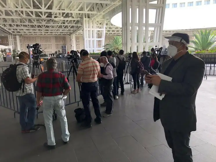 En la Terminal 2 del Aeropuerto Internacional de la Ciudad de México se instalaron vallas para el acceso del presidente Andrés Manuel López Obrador, al iniciar su gira a Estados Unidos. Alrededor de la zona se reúnen los reporteros. Foto Luis Castillo