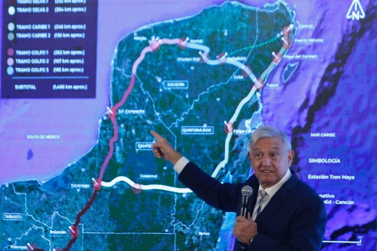 El presidente Andrés Manuel López Obrador explica puntos relevantes del Tren Maya durante conferencia de prensa en imagen de archivo. Foto Roberto García 
