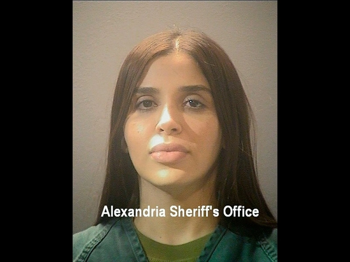 Emma Coronel Aispuro, en una imagen proporcionada por el Centro de Detención de Adultos de Alexandría, fue arrestada en el Aeropuerto Internacional de Dulles el lunes 22 de febrero de 2021. Foto Ap