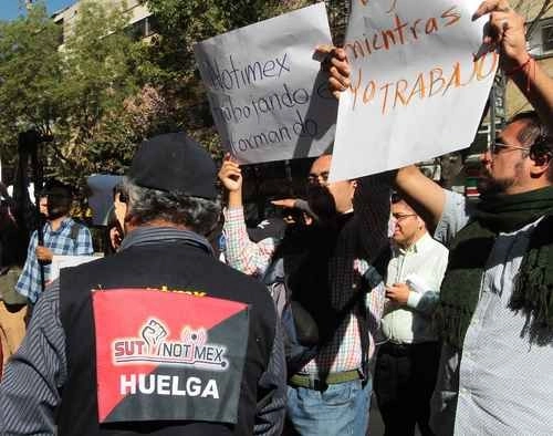 Trabajadores de la agencia de noticias del Estado mexicano protestan contra la huelga. Foto Notimex