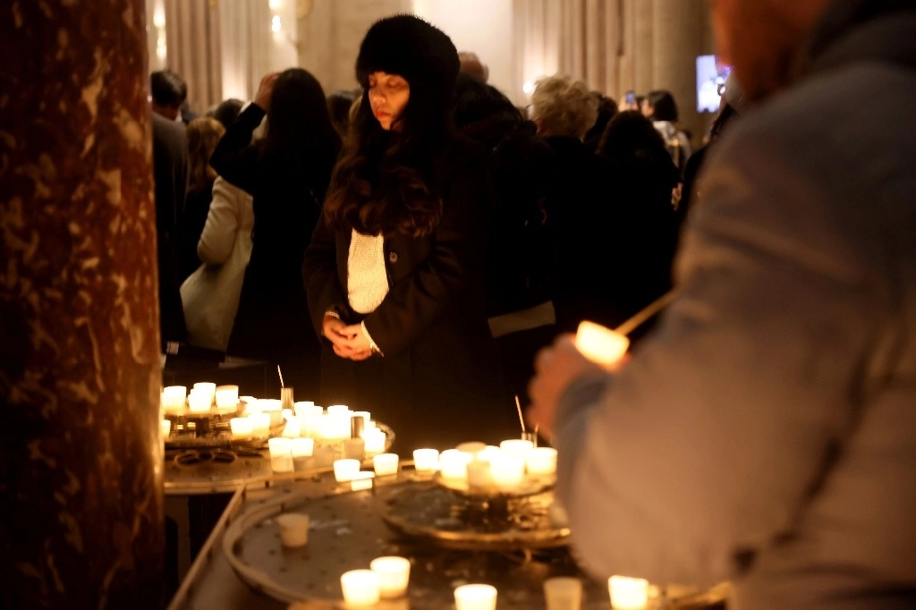 Tras cinco años de colosales obras, Notre Dame de París volvió a abrir sus puertas el 7 de diciembre con una ceremonia a la que asistieron numerosas personalidades, entre ellas el presidente electo de Estados Unidos, Donald Trump, y el dirigente ucraniano Volodimir Zelenski. Foto Ap