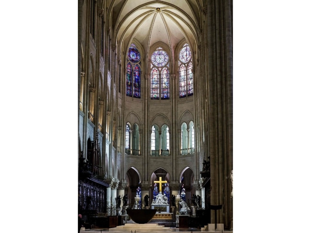 Las imágenes transmitidas en vivo de una visita del presidente francés Emmanuel Macron mostraron el nuevo aspecto de la icónica catedral parisina, con techos altos reconstruidos y una cantería brillante que borra los sombríos recuerdos del devastador incendio en 2019. Foto Afp