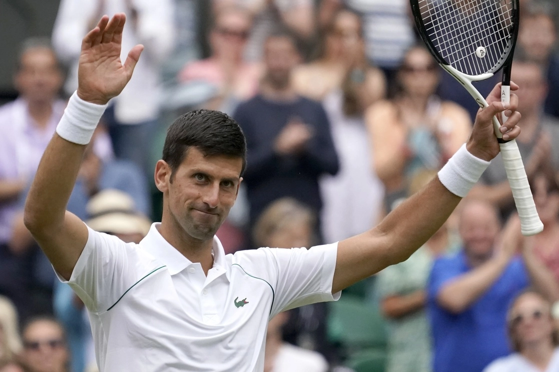 Novak Djokovic se impuso con sets de 6-0, 6-3 y 6-4 a Miomir Kecmanovic, el 1 de julio de 2022. Foto Ap 