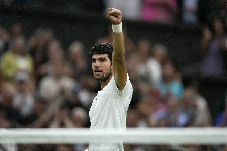 El español, Carlos Alcaraz, avanzó a la final de Wimbledon al imponerse  6-3, 6-3, 6-3 al ruso, Daniil Medvedev. Foto Ap