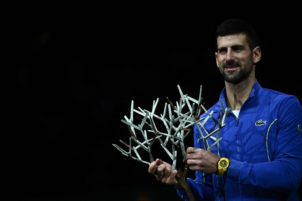 El tenista serbio, Novak Djokovic, se impuso 6-4 y 6-3 a Grigor Dimitrov, en la final del torneo París-Bercy. Foto Afp
