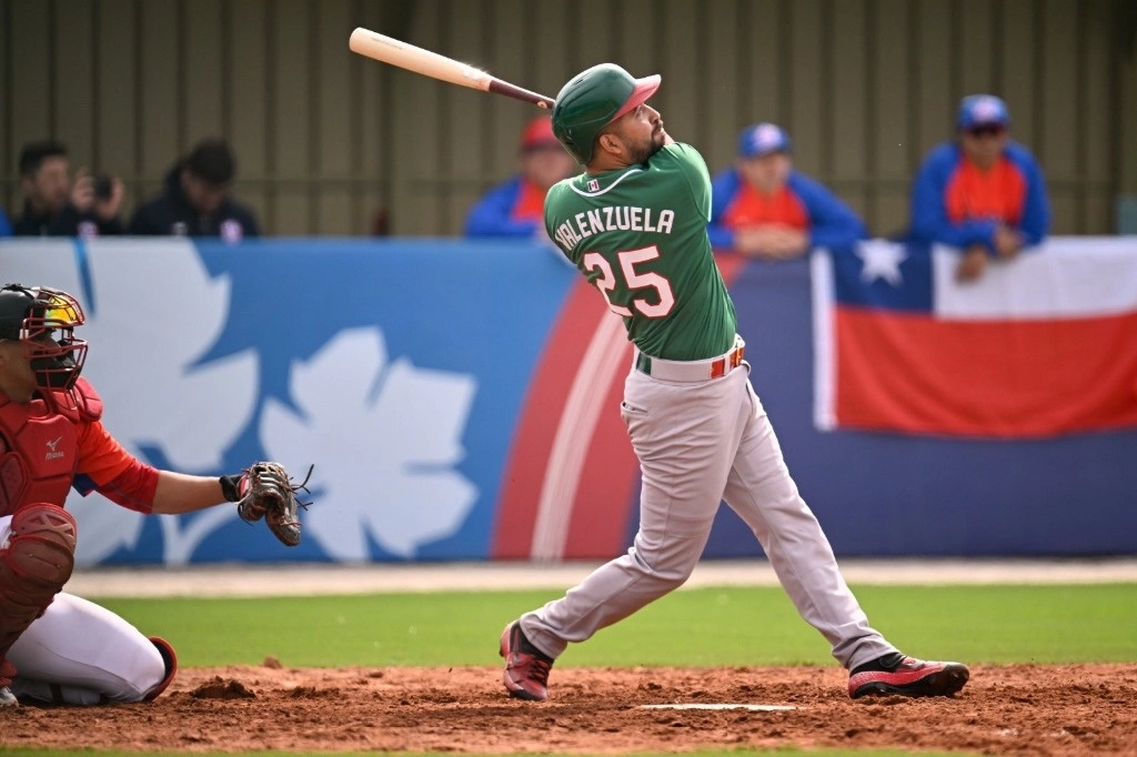 El pelotero Roberto Valenzuela fue quien comenzó el festín de los mexicanos al conectar un sencillo productor en la primera entrada. El segundo duelo de los tricolores será el sábado contra Dominicana. Foto @COM_Mexico