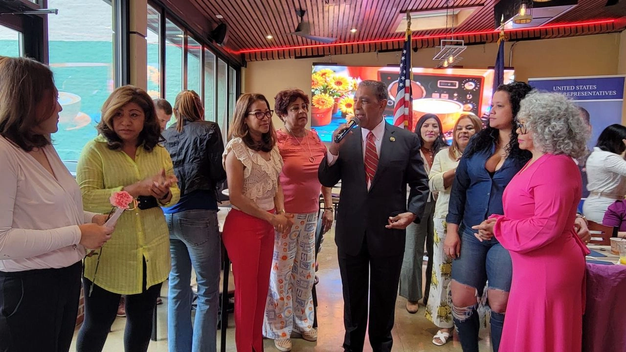 El presidente de la Cámara de Representantes, Mike Johnson, republicano por Luisiana, habla durante una conferencia de prensa en el Capitolio, el 6 de mayo de 2025, en Washington. Foto 