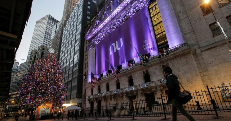 El logo de Nubank se exhibe en la fachada del edificio de la Bolsa de Valores de Nueva York. Foto tomada de X @ReutersBiz.