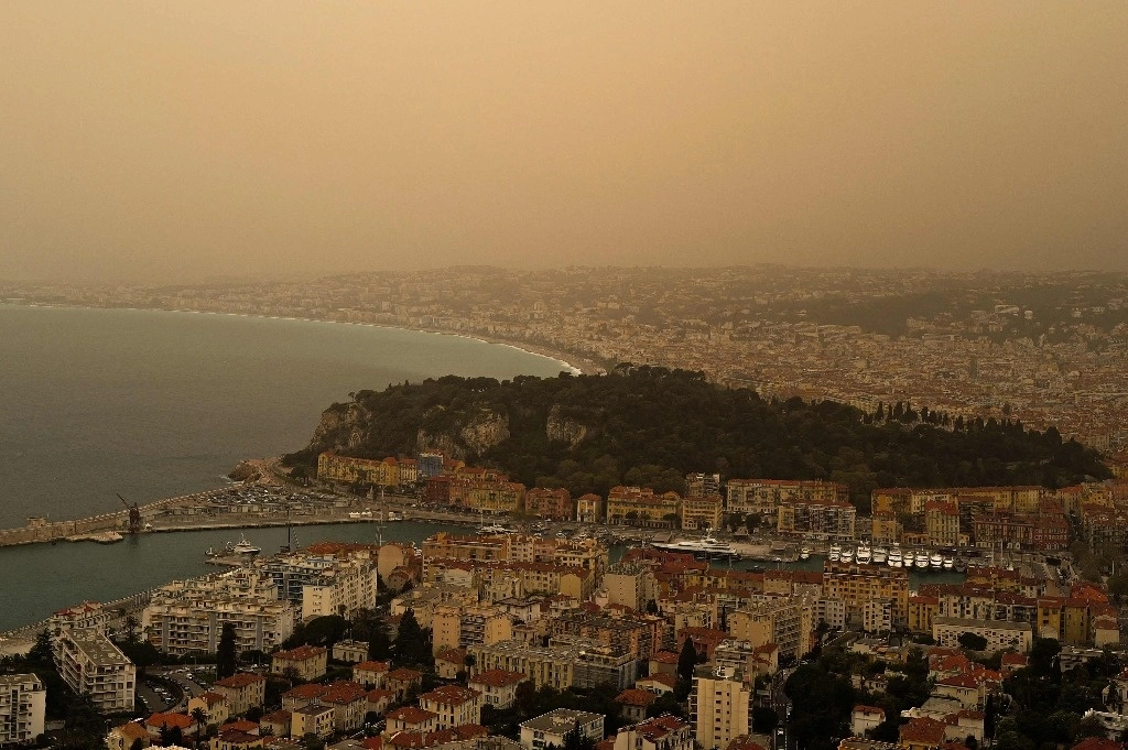 Polvo de arena arrastrado desde el Sahara dando al cielo una apariencia amarillenta sobre la ciudad de Niza, en la Riviera francesa, en el sur de Francia. Foto Afp