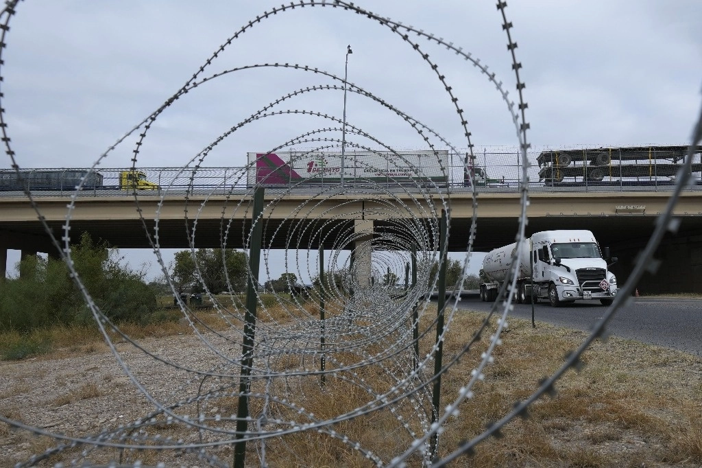En el puente internacional de Eagle Pass, Texas, autoridades colocaron alambre de púas para impedir el cruce de migrantes. Foto Ap 