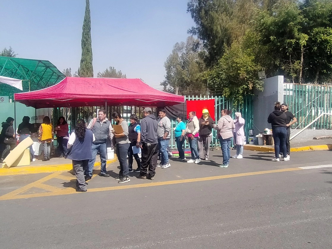 Docentes realizan guardia en el Colegio de Bachilleres 5, en Tlalnepantla, estado de México. Foto Silvia Chávez