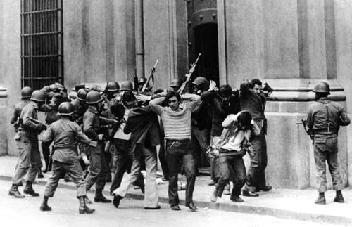 Soldados detienen a izquierdistas frente al palacio presidencial chileno, el 11 de septiembre de 1973. Foto Reuters /Archivo