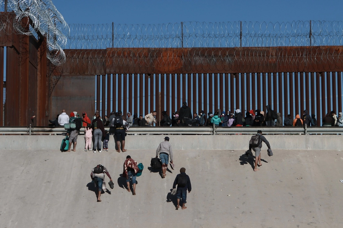 Migrantes se acercan al muro fronterizo en Ciudad Juárez, México, en la frontera desde El Paso, Texas. Foto Ap