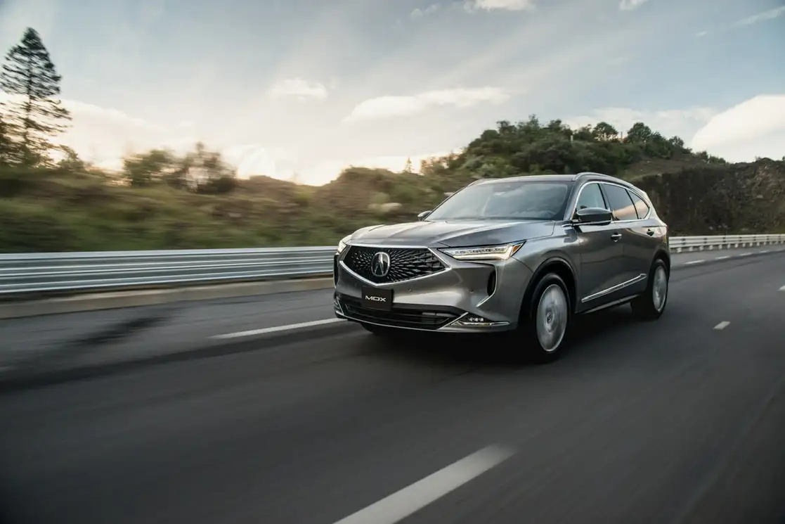 MDX 2022 mejora el espacio para los pasajeros en las tres filas de asientos y agrega una innovadora segunda fila multifunción con asiento central extraíble.
Fotos. Cortesía Acura México.
