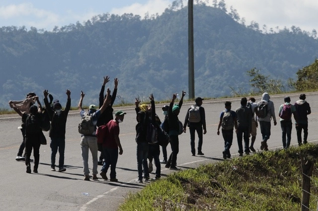 Integrantes de la caravana migrante caminan hacia la frontera con Guatemala. Foto Ap