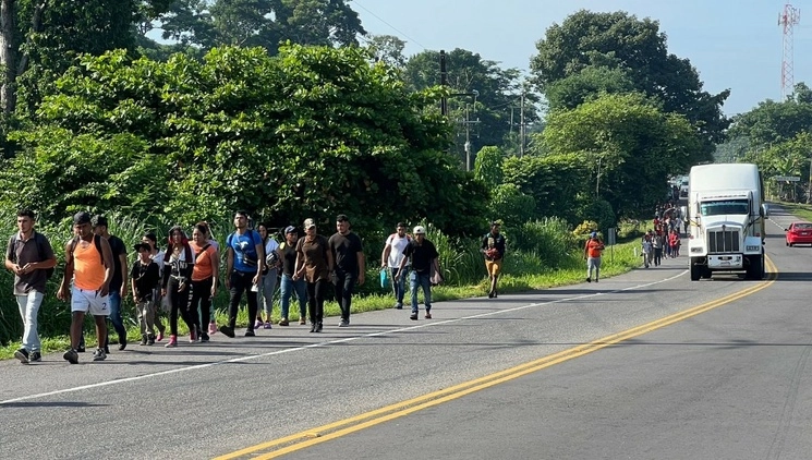 Caravana migrante camina desde Suchiata hacia Tapachula, Chiapas, el 24 de julio de 2023. Foto ‘La Jornada’