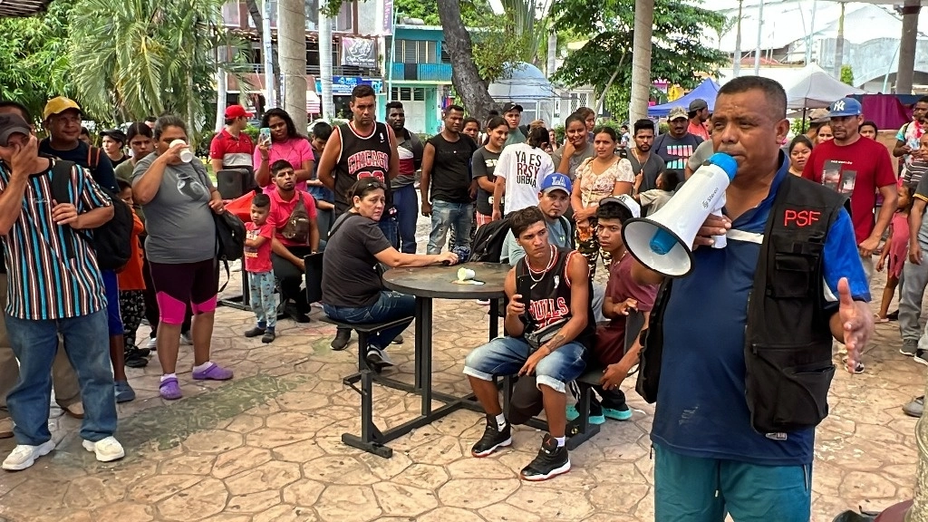 El activista Irineo Mújica, de Pueblo Sin Fronteras, informó que una caravana migrante se unirá a los viajeros indocumentados que esperan en Huixtla, Chiapas. Foto Édgar H. Clemente 